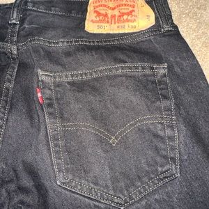 Levi’s 501 men’s jeans with 5 buttons in front.